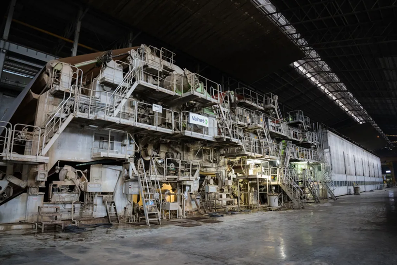 Khu vực đầu ướt (wet end) của PT. Aspex Kumbong PM 3 và hộp phun phân lớp OptiFlo Layering Gap mới